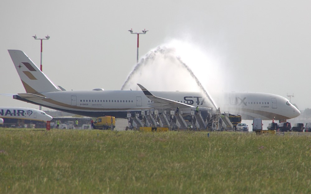 STARLUX in Prag gelandet   Foto: Tim Völkel