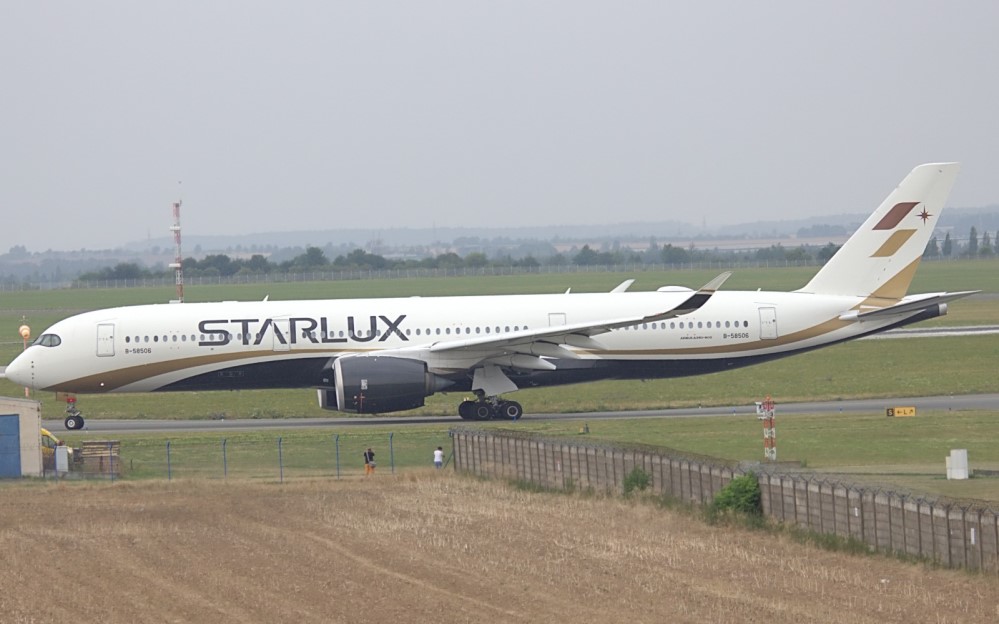 STARLUX in Prag gelandet   Foto: Tim Völkel
