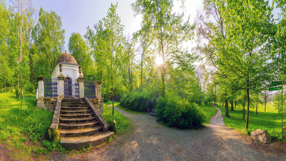 Das Mausoleum für den Freiherrn von Spiegel steht an einem schönen Aussichtspunkt in seinem Landschaftspark. Foto: DJD/Tourist Information Halberstadt/Stefan Herfurth