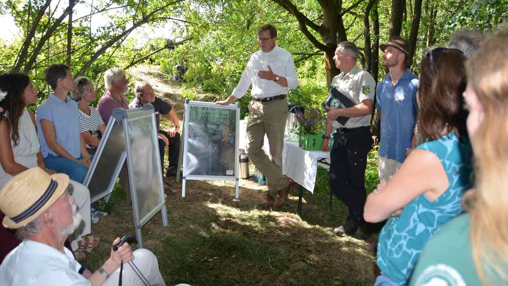 Staatsminister Georg-Ludwig von Breitenbuch freute sich über die Teichsanierung und würdigte das große Engagement der vielen ehrenamtlichen Helfer (stehend v.l.: Staatsminister für Umwelt und Landwirtschaft Georg-Ludwig von Breitenbuch, Uwe Borrmeister, Leiter der Nationalpark und Forstverwaltung Sächsische Schweiz und Clemens Kunitzsch (Riverbalance), Planer der Teichsanierung. Foto:  Florian Kapp