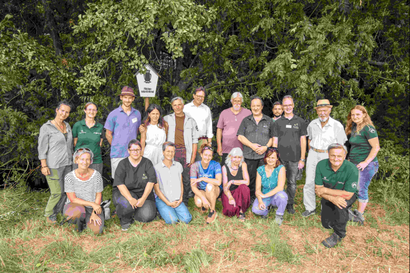 Gruppenfoto mit Staatsminister Georg-Ludwig von Breitenbuch (6. v. l. h.) mit vielen Akteuren und Helfern vor dem sanierten Erlenbruchwald-Feuchtbiotop Marschners Bürschel bei Rathewalde. . Foto: Dirk Neubert