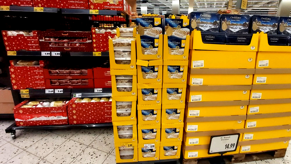 Gut 4 Monate vor dem Weihnachtsfest lockt der 1. Stollen im Handel. Foto: MeiDresden.de