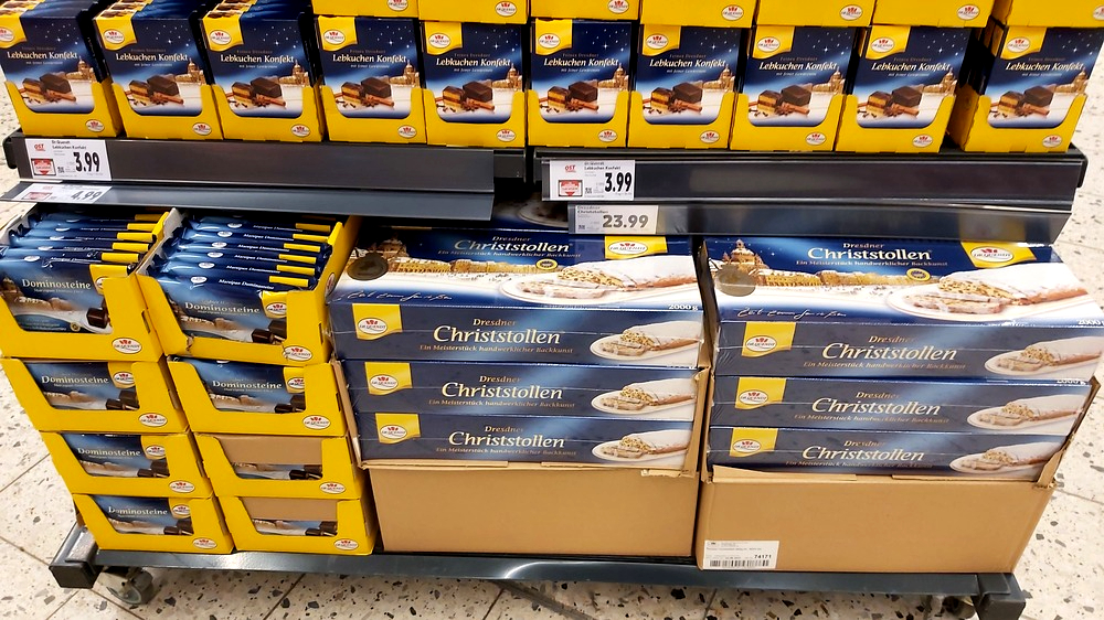 Gur 4 Monate vor dem Weihnachtsfest lockt der erste Stollen zum Kauf an. Foto: MeiDresden.de