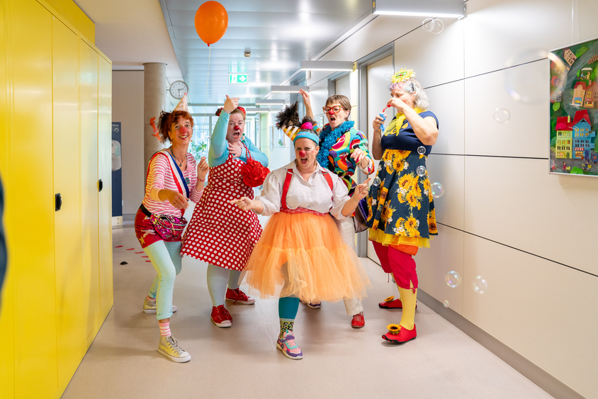 Die MediClows feiern ihr 30-jähriges Jubiläum im Universitätsklinikum mit einem bunten Programm, Torte und einer großen Fotoausstellung. Foto: UKDD/Michael Kretzschmar