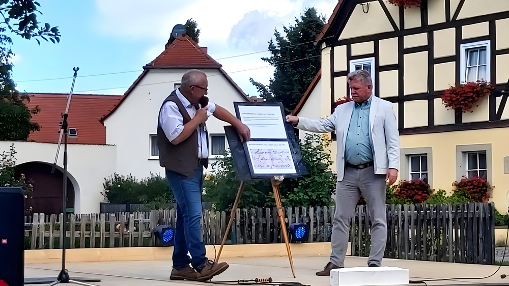 Der Schirmherr und Oberbürgermeister von Radebeul Bert Wendsche eröffnete gemeinsam mit Jörg Tretner das 2 tägige Fest. Foto: MeiDresden