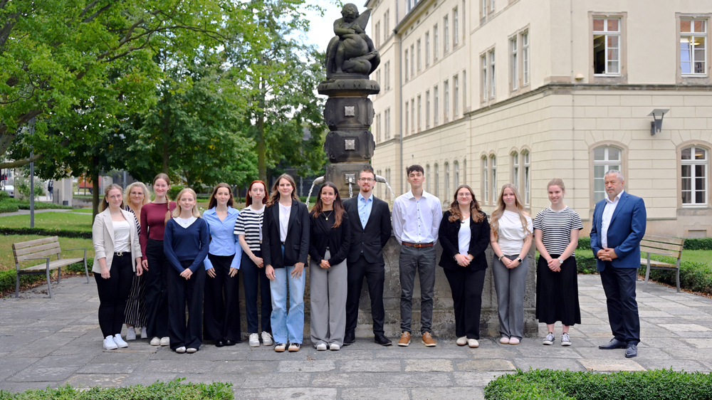Am 1. September 2026 gratulierte Landrat Michael Geisler elf angehenden Auszubildenden und Studierenden persönlich zum Start der Lehrzeit in der Landkreisverwaltung. Foto: Landratsamt Pirna