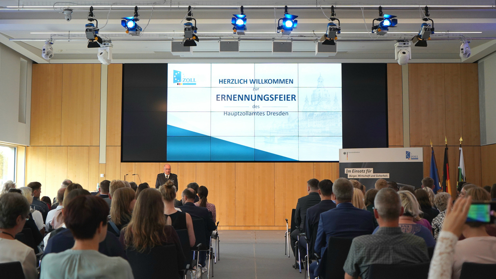HZA-DD: Start ins Berufsleben beim ZOLL 44 Nachwuchskräfte in Dresden vereidigt. Foto: Hauptzollamt Dresden