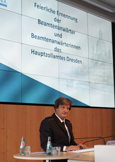 Franz Horak, Leiter des Hauptzollamtes Dresden, begrüßte die 44 neuen Nachwuchskräfte. Foto: Hauptzollamt Dresden