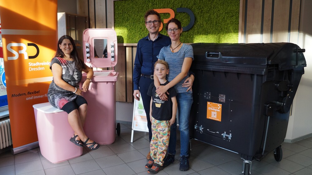 v.l.n.r.: Nadine Kadic (stolze Besitzerin der Schminktisch-Tonne), Familie Kruppa (stolze Besitzer der Schnellkomposter-Tonne) Foto.Stadtreinigung Dresden GmbH