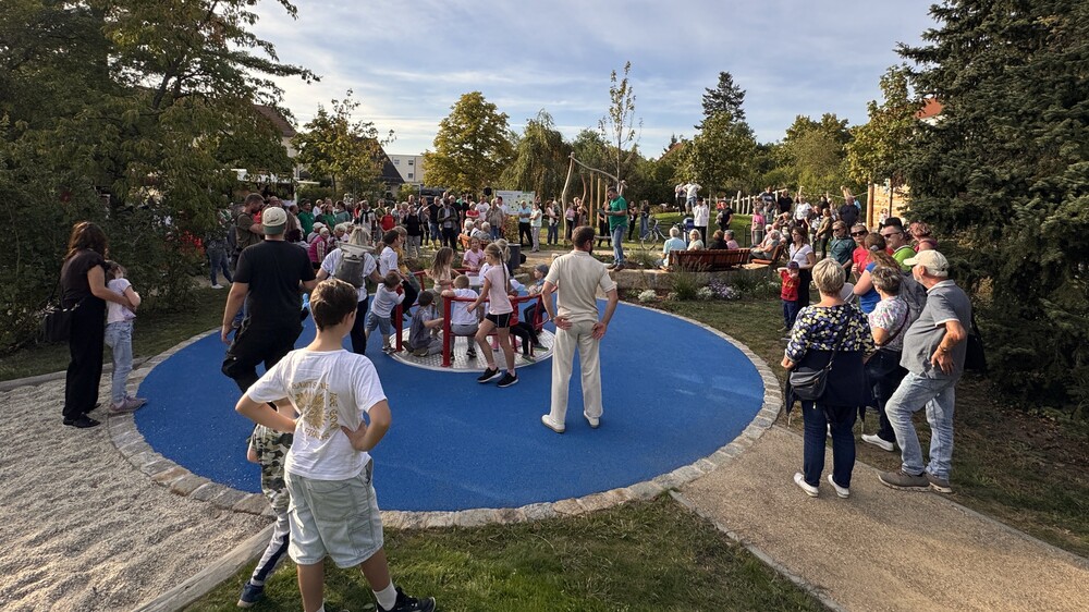 Großer Andrang von Jung und Alt herrschte bei der Eröffnung des Motorikparks. Zahlreiche Besucherinnen und Besucher nutzten die Gelegenheit, die neue Anlage gleich selbst auszuprobieren. Foto: Stadtverwaltung Coswig