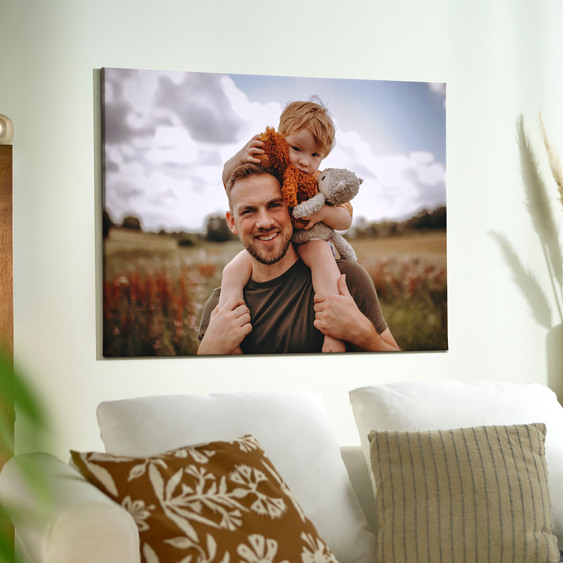 Als Wandbilder schmücken besondere Familienerlebnisse das Zuhause. Foto: DJD/CEWE