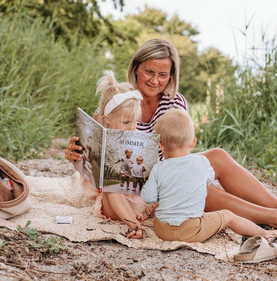 Die Erinnerung an schöne Urlaubsmomente bleibt mit einem Fotobuch lebendig. Foto: DJD/CEWE