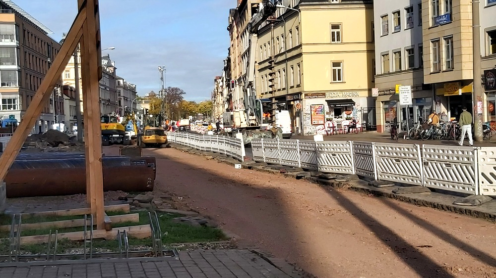 Fußwege und Seitenflächen wurden geöffnet, um an den Versorgungsleitungen (Strom, Telekommunikation, Trinkwasser, Gas und Abwasser) zu arbeiten. Foto: MeiDresden.de