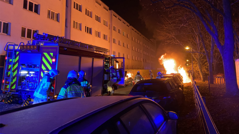 Die Einsatzkräfte treffen an der EInsatzstelle ein und nehmen die Brandbekämpfung auf ©FW Dresden