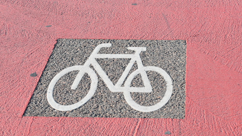 Dresden. Auf 1,2 Kilometern entsteht am Kleinzschachwitzer Ufer derzeit Dresdens erste Fahrradstraße.  Foto: Symbolfoto: © MeiDresden.de