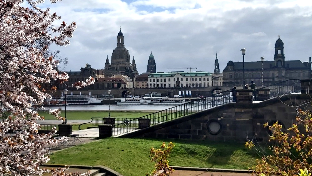 An den Osterfeiertagen sollte man den Schirm nicht vergessen, die Temperaturen steigen bis Sonntag auf Werte zwischen 18 und 21 Grad. Foto:  MeiDresden.de