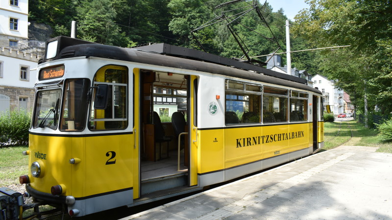 Mit der Kirnitzschtalbahn in die Erholung - Kirnitzschtalbahn am Kurpark in bad Schandau   Foto: © MeiDresden.de/Mike Schiller