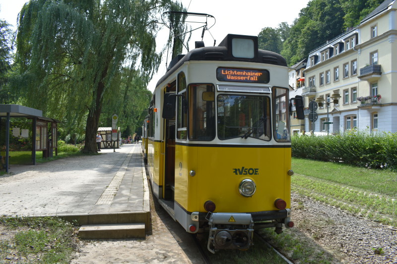 Mit der Kirnitzschtalbahn in die Erholung - Kirnitzschtalbahn am Lichtenhainer Wasserfall  Foto: © MeiDresden.de/Mike Schiller