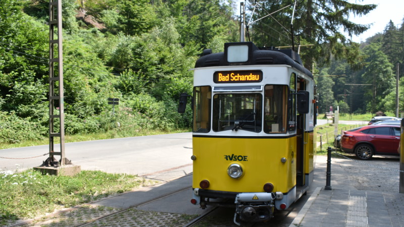 Mit der Kirnitzschtalbahn in die Erholung - Kirnitzschtalbahn am Lichtenhainer Wasserfall  Foto: © MeiDresden.de/Mike Schiller